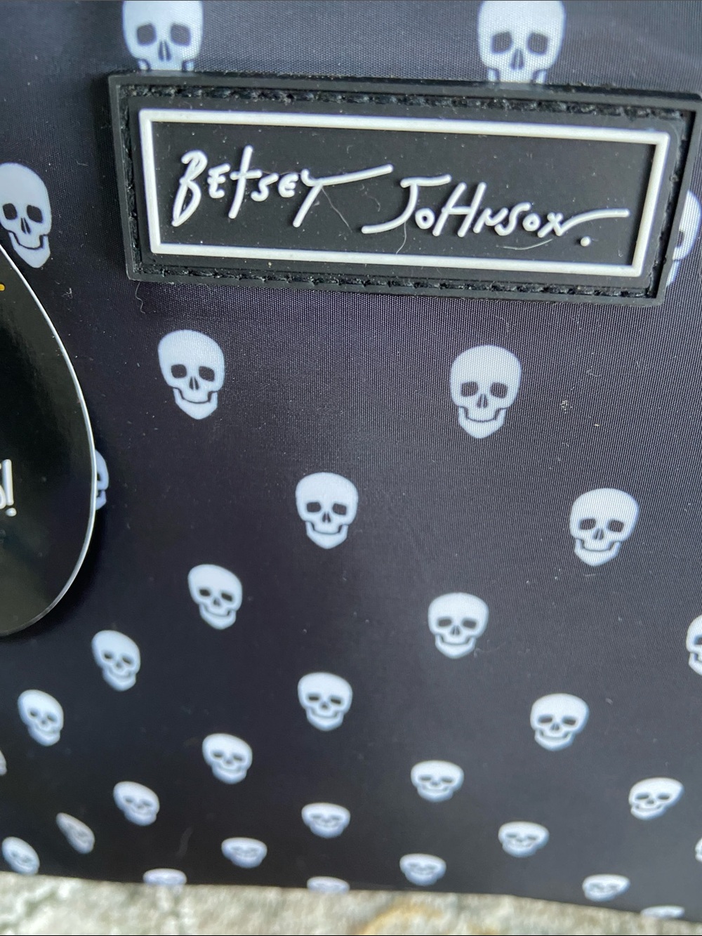 Betsey Johnson Black Skull Print Insulated Tote - Picture 4 of 12